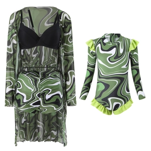 Detail der Marmordruck Eltern-Kind-Bademode mit transparentem Strandkleid und Rüschen