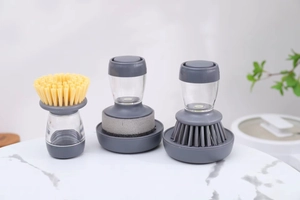 Détail de la brosse de cuisine avec distributeur de savon et têtes interchangeables