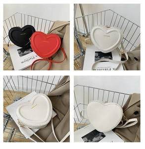 Vues détaillées de sacs à bandoulière en forme de cœur avec texte doré et coutures fines