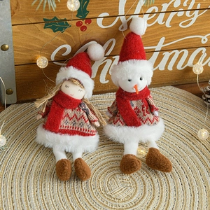Set di bambole di Natale con renna e pupazzo di neve su scatola festiva con luci