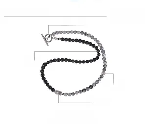 Détail du collier de perles œil de tigre et obsidienne avec fermoir OT en acier