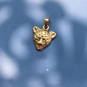 Macro shot of gold leopard head pendant showing textured details and 1.5x1.7cm dimensions