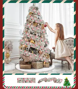 Détail du ruban de Noël en jute avec motifs de chaussettes et texte Merry Christmas
