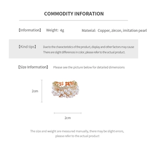 Dettaglio macro dell'anello di perle placcato oro con zirconi che mostra dimensioni e dati