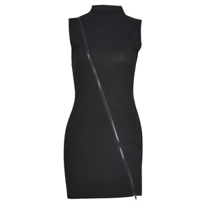 Détail d'une robe noire sans manches ajustée avec une fermeture éclair en métal diagonale