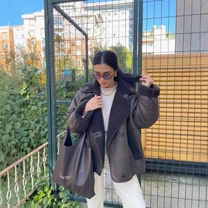 Veste aviateur chaude en peau lainée marron foncé pour femme avec revers et texture cuir