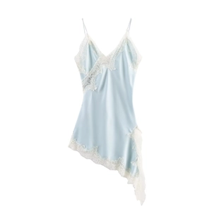 Détail de la robe en satin bleu clair avec dentelle blanche et ourlet asymétrique