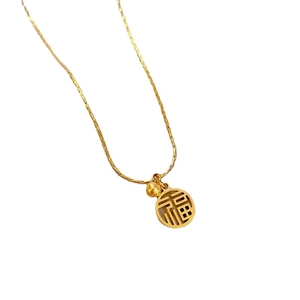 Collier classique en acier titane avec pendentif Fu doré sur fond blanc pur