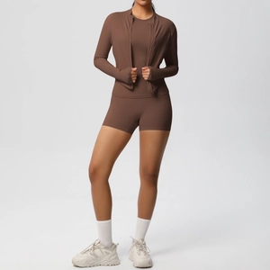 Ensemble de yoga 3 pièces marron café avec veste zippée, brassière et short taille haute