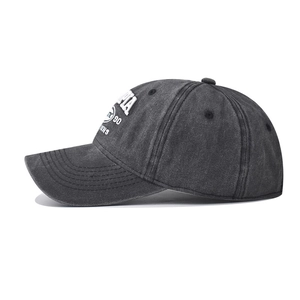 Détail d'une casquette vintage délavée avec broderie 3D blanche et coutures soignées
