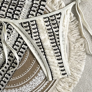 Vue détaillée d'un bikini en crochet bohème avec des motifs complexes blancs et noirs