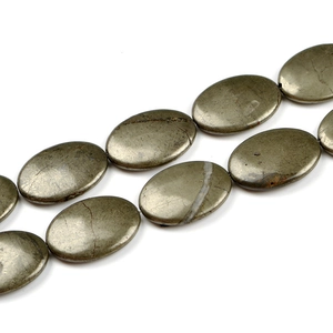 Ovale Pyritperlen mit goldenem Metallglanz für die Schmuckherstellung auf Weiß