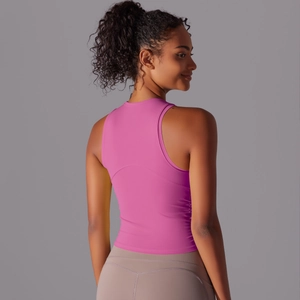 Détail du débardeur de yoga rose avec dos nageur et tissu respirant à coupe ajustée