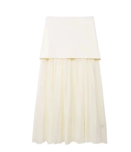 Vue détaillée du corsage en tricot crème et du tissu plissé fin sur une robe longue en A