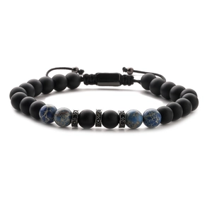 Vue détaillée du bracelet perlé avec pierres noires mates et accents de marbre bleu