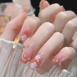 Faux Ongles Rose Dégradé Avec Cerisier Blanc Et Künstliche Perles Décor Court Carré Style Doux Et Élégant Pour Femmes