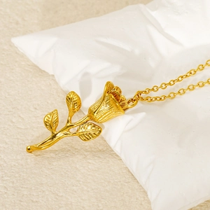 Élégant collier pendentif rose en acier inoxydable doré sur tissu blanc