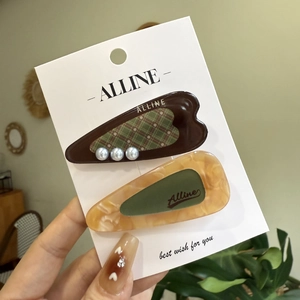 Lot de barrettes à cheveux à motif cœur avec perles et carreaux verts sur une carte