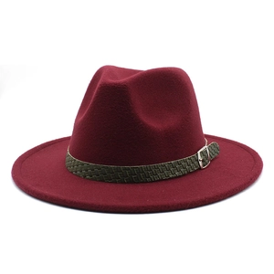 Dettaglio cappello fedora in lana bordeaux con fascia intrecciata verde e fibbia argento