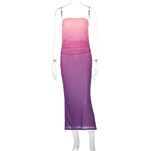 Détails des fronces et dégradé rose-violet sur la robe bustier en tulle fin
