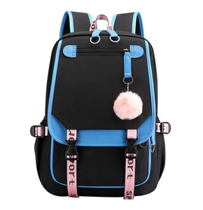 Dettaglio di zaino nero con profili blu, cinghie rosa Sport e ciondolo a forma di palla