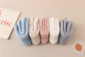 Detailansicht von fünf Paar flauschigen Streifen-Korallenfleece-Socken in Pastellfarben