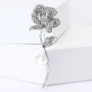 Eleganter silberner Rosen-Anstecknadel mit Strasssteinen und einer großen weißen Perle