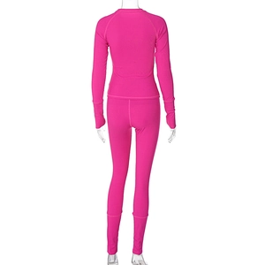 Vue arrière de l'ensemble ajusté en maille côtelée rose avec haut manches longues et legging