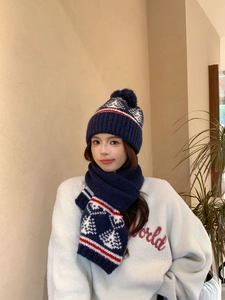 Dettaglio del set cappello e sciarpa in maglia Fair Isle con motivo a cedro blu scuro