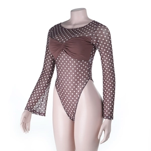 Détail d'un body en maille marron transparent avec motif à pois et manches longues