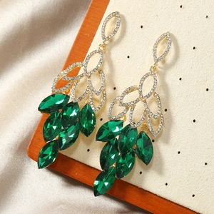 Boucles d'oreilles pendantes géométriques avec cristaux vert émeraude et finition dorée