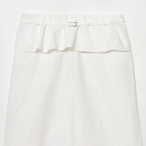 Pantalon blanc taille haute pour femme avec taille volantée et ceinture à boucle argentée