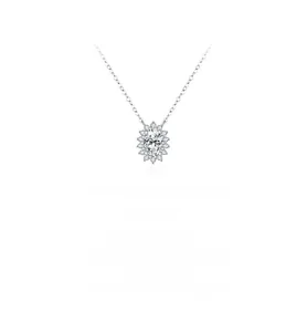 Dettaglio macro del ciondolo in moissanite ad alta purezza con halo a fiore in argento 925