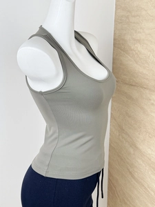 Gros plan sur la texture en maille côtelée grise d'un débardeur de sport ajusté