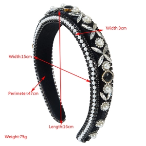 Serre-tête baroque en velours noir orné de perles et strass sur fond blanc épuré