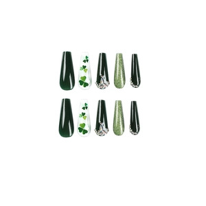 St. Patrick's Day Press-on-Nägel mit Kleeblatt-Design und Strasssteinen auf langer Sargform
