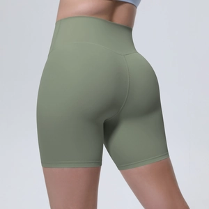 Gros plan du short de yoga taille haute vert olive avec design galbant effet push-up