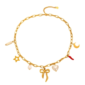 Dettaglio della collana dorata con ciondoli a cuore, peperoncino rosso e stella-luna