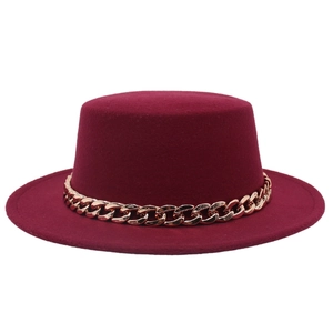 Elegante cappello boater in feltro rosso vino con catena decorativa in acrilico dorato