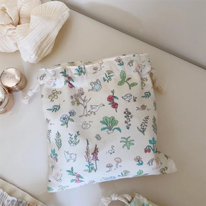 Vue détaillée d'une pochette à cordon crème avec motifs floraux et animaliers colorés