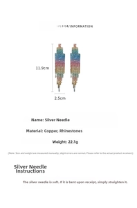Détail des boucles d'oreilles à pompons en strass montrant la taille de 11,9 cm