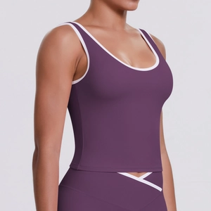 Détail du débardeur de sport prune avec passepoil blanc et tissu extensible et lisse