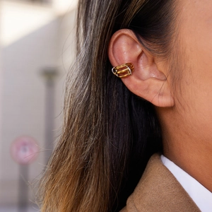 Minimalistischer goldener Earcuff mit dreilagigem Design getragen am Ohr am Model