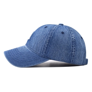 Berretto da baseball in denim blu lavato vintage con ricamo A e visiera curva