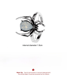 Gothic spider ring detail showing 1.8cm inner diameter and 3g weight specifications