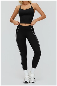Détail du legging de sport noir taille haute avec un design élégant à rayures blanches