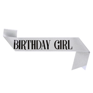 Détail de l'écharpe d'anniversaire pailletée argentée avec texte noir Birthday