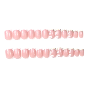 Faux ongles French classiques rose nude avec motifs floraux en dentelle blanche
