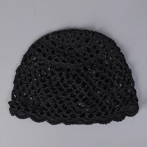 Détail du motif au crochet noir ajouré sur un bonnet d'été en mélange de tencel