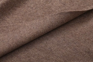 Dettaglio macro della trama del tessuto a maglia marrone scuro per cardigan donna